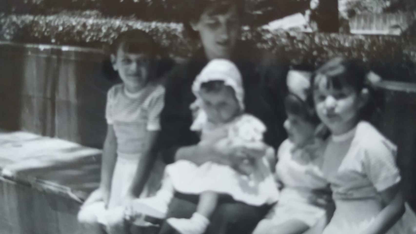 Maria Luis Segoviano y sus hermanas, con su madre en Tánger.