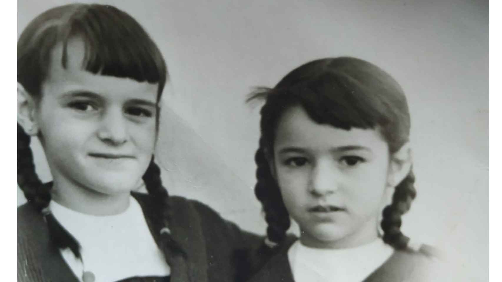 Maria Luisa con su hermana Julia, con el uniforme del colegio Santa Isabel de Larache.