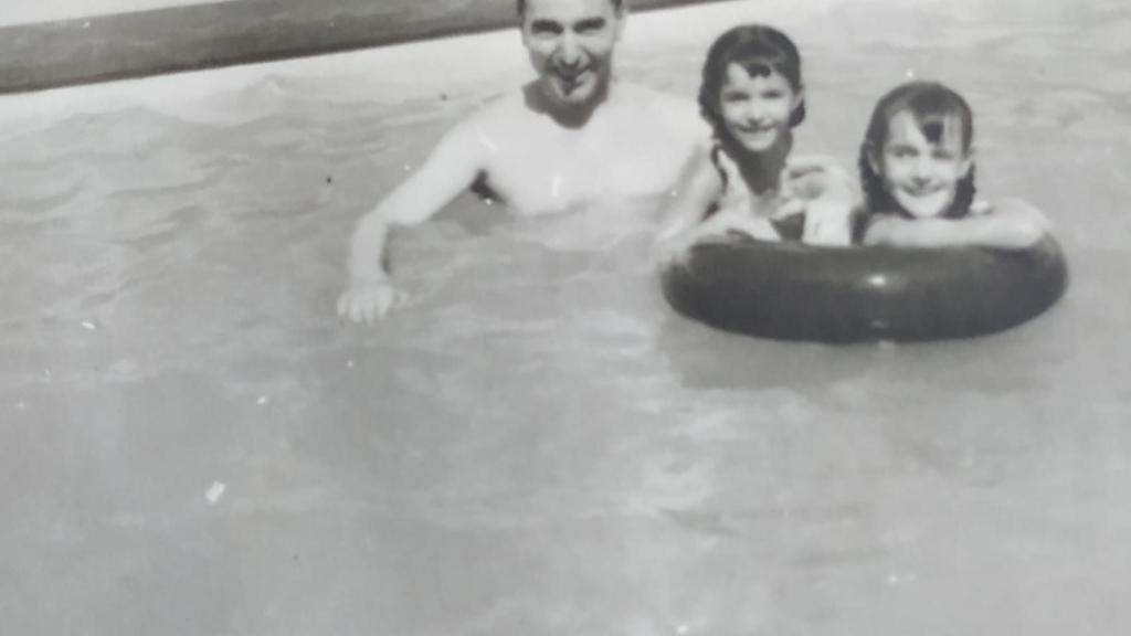 María Luisa Segoviano con su padre y su hermana Julia en Assila (Marruecos).