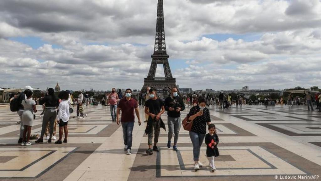 Un grupo de personas con mascarillas en París.