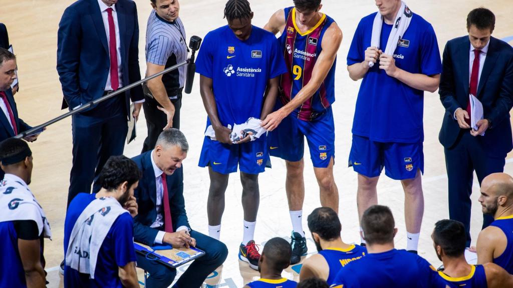 Sarunas Jasikevicius, durante un tiempo muerto con la plantilla del FC Barcelona de baloncesto