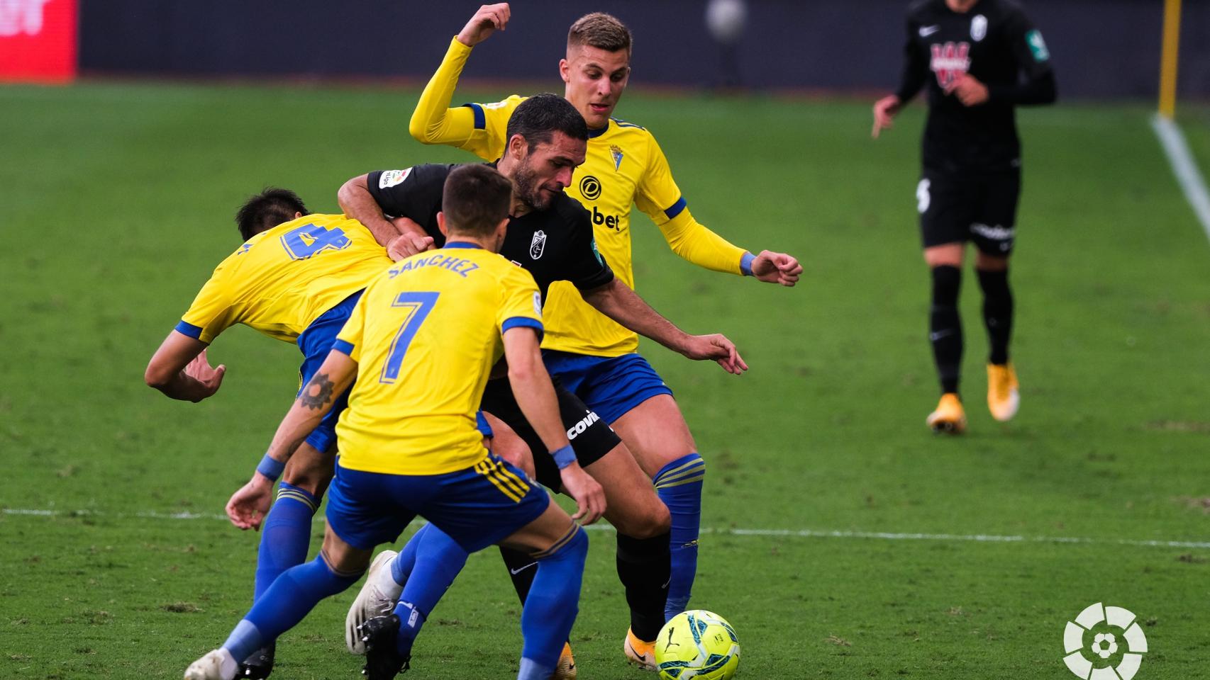 Los jugadores del Cádiz intentan robar el balón