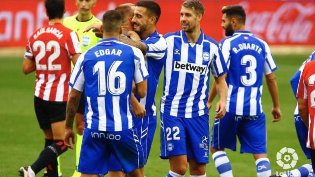 Los jugadores del Alavés celebran su gol frente al Athletic