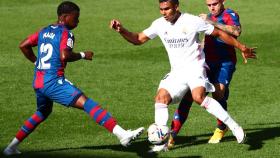 Casemiro presionado por dos jugadores del Levante