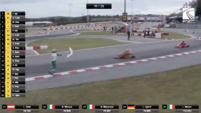 Piloto de kart lanza un trozo de su coche a un rival en plena carrera