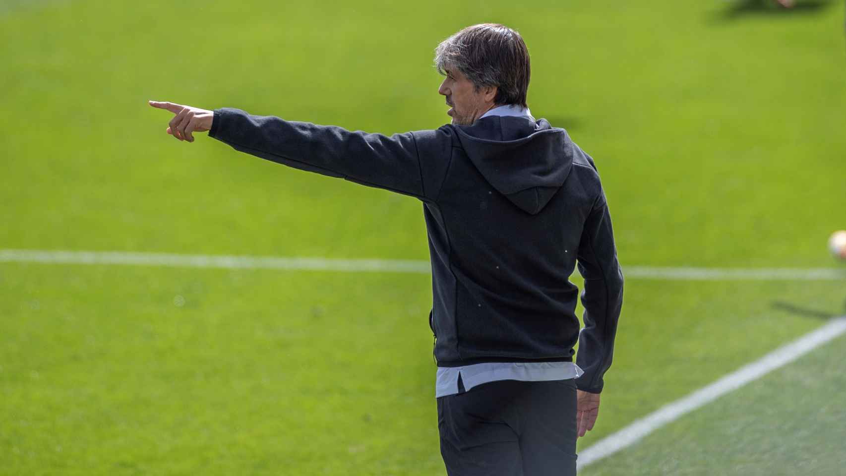 David Aznar, entrenador del Real Madrid Femenino, da órdenes durante el Clásico