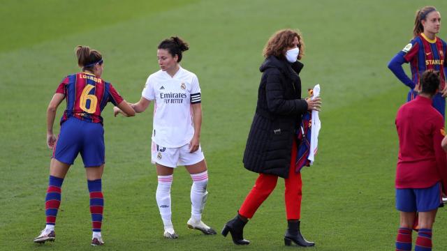 Ivana Andrés saluda a una rival tras el pitido final del Real Madrid Femenino - FC Barcelona Femenino