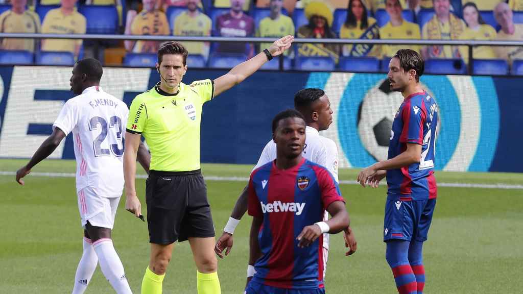 Munuera Montero durante el Levante - Real Madrid