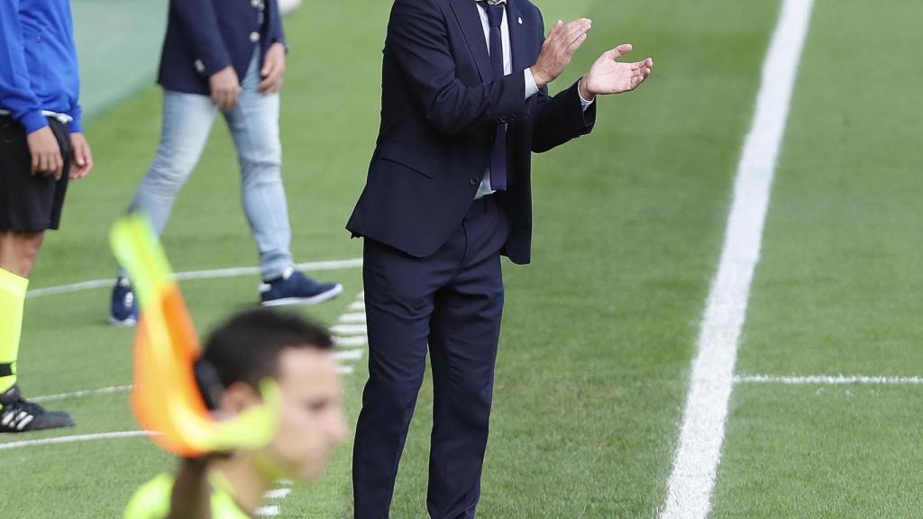 Zidane, dando órdenes desde la banda a sus jugadores