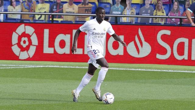 Ferland Mendy con el balón controlado