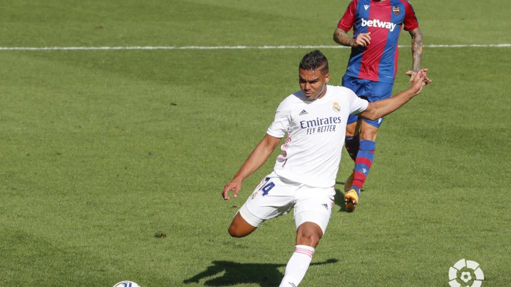 Casemiro golpeando al balón