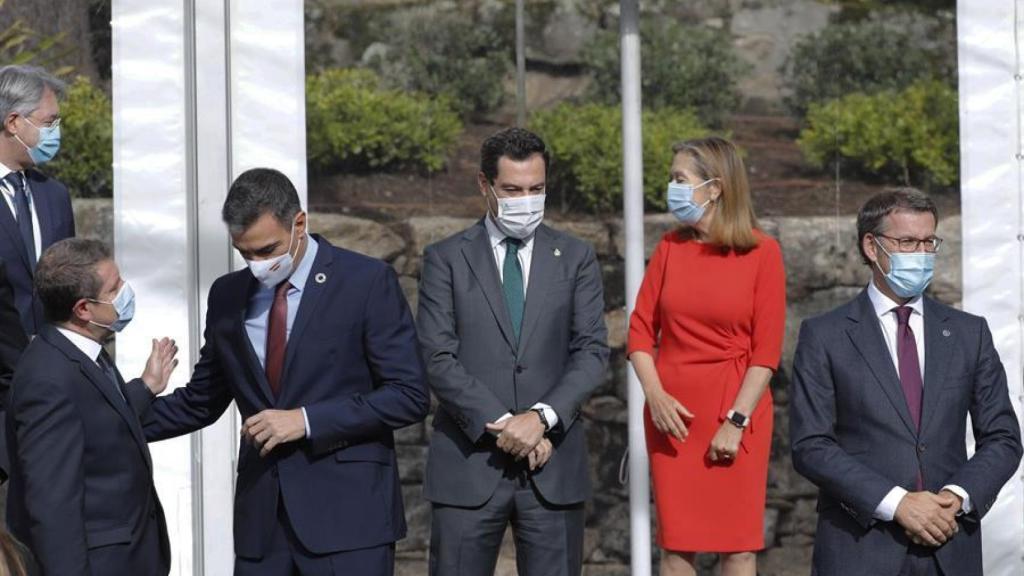 Ana Pastor, rodeada de otros políticos, incluido el presidente del Gobierno, en el Foro de La Toja.