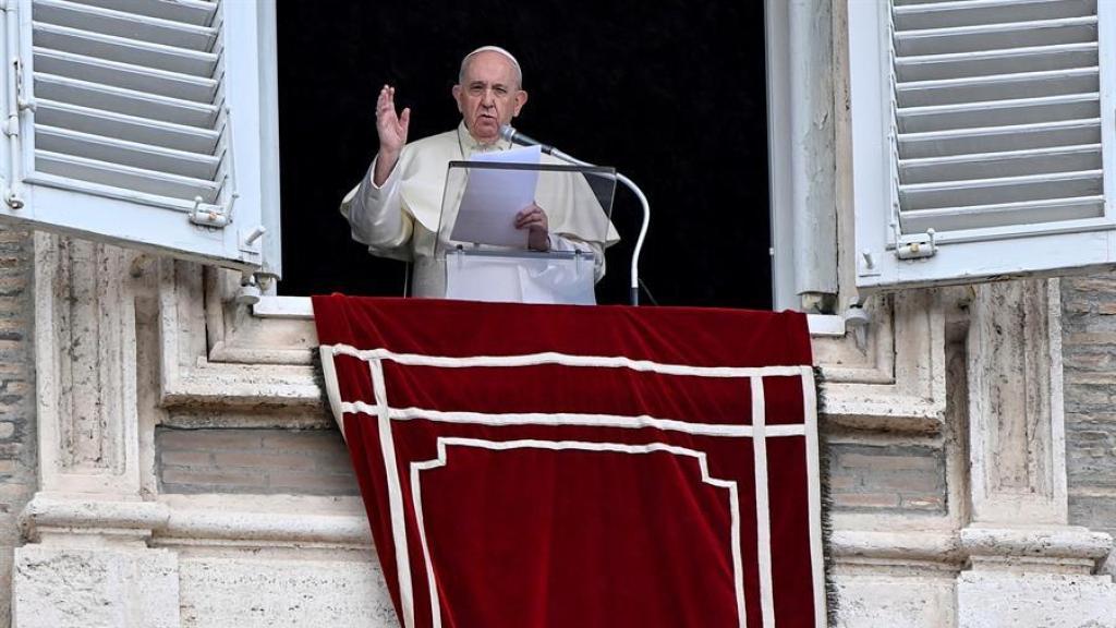 El papa Francisco  saluda desde el balcón en una de sus últimas apariciones en la Plaza de San Pedro.