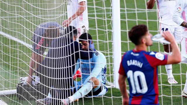 Thibaut Courtois, atendido durante el Levante - Real Madrid