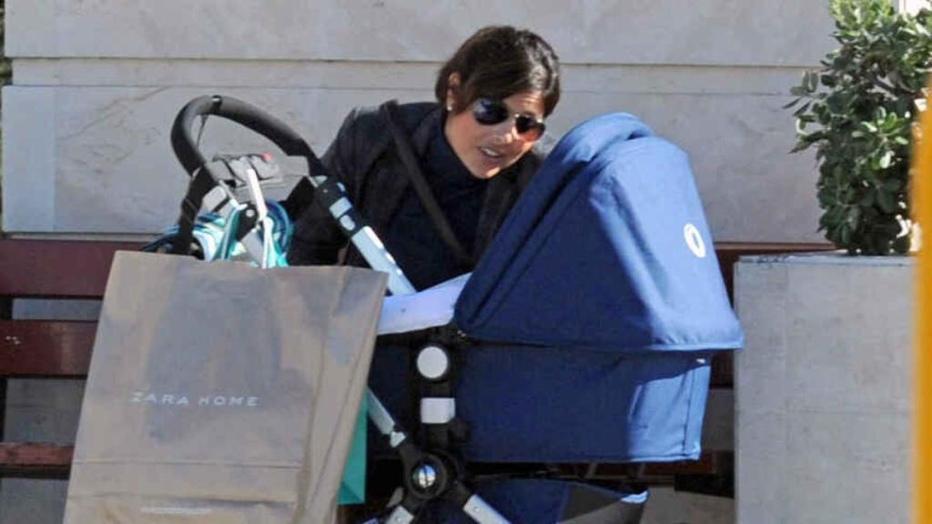 Isabel paseando al pequeño José Tomás en una imagen tomada en 2011.