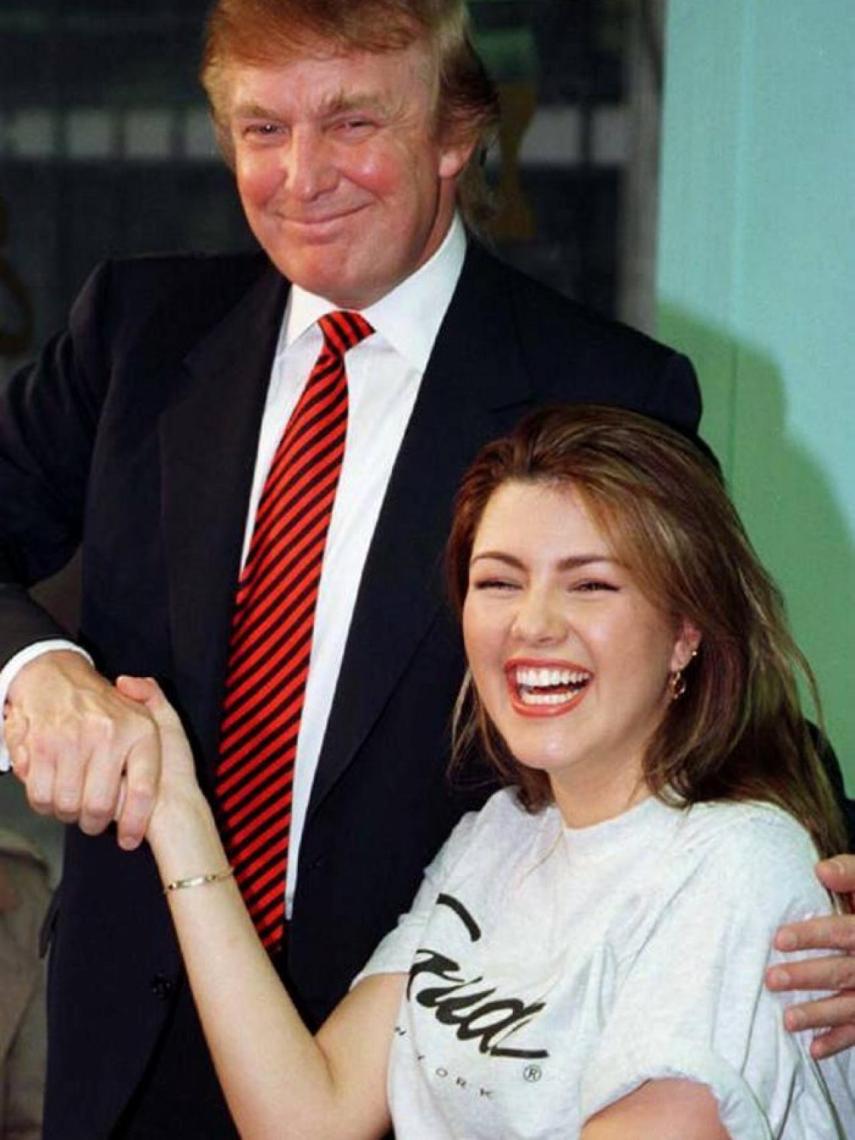 Alicia Machado junto a Donald Trump, tras ganar la corona de Miss Universo.