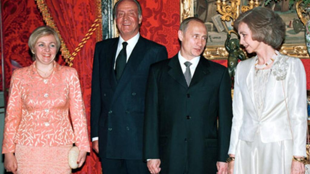 Los reyes de España y Vladimir Putin antes de una cena en el Palacio Real de Madrid en el año 2000.