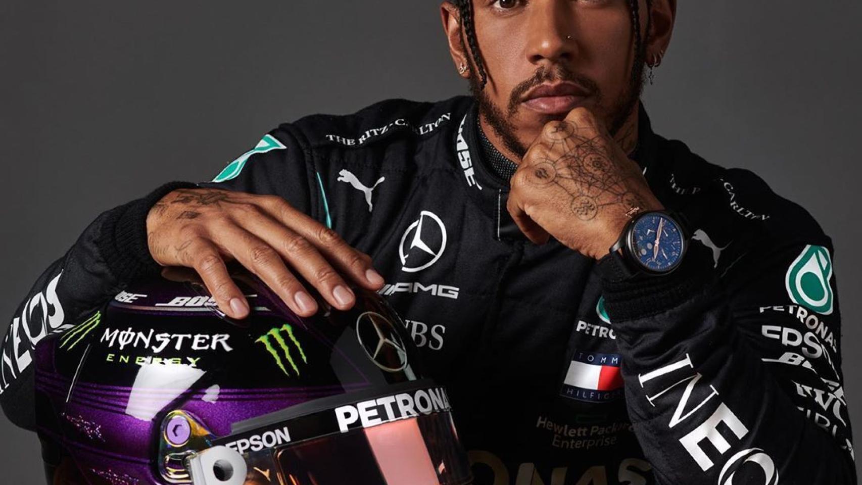 Lewis Hamilton posa con su mono y su casco