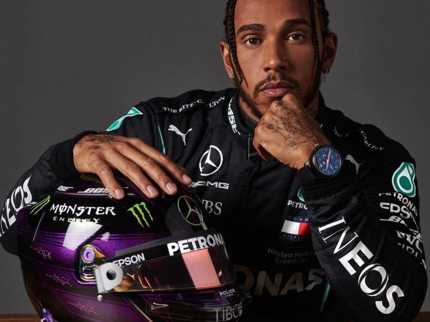 Lewis Hamilton posa con su mono y su casco