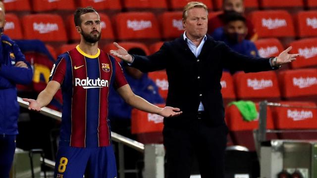 Miralem Pjanic y Ronald Koeman, durante el partido ante el Sevilla