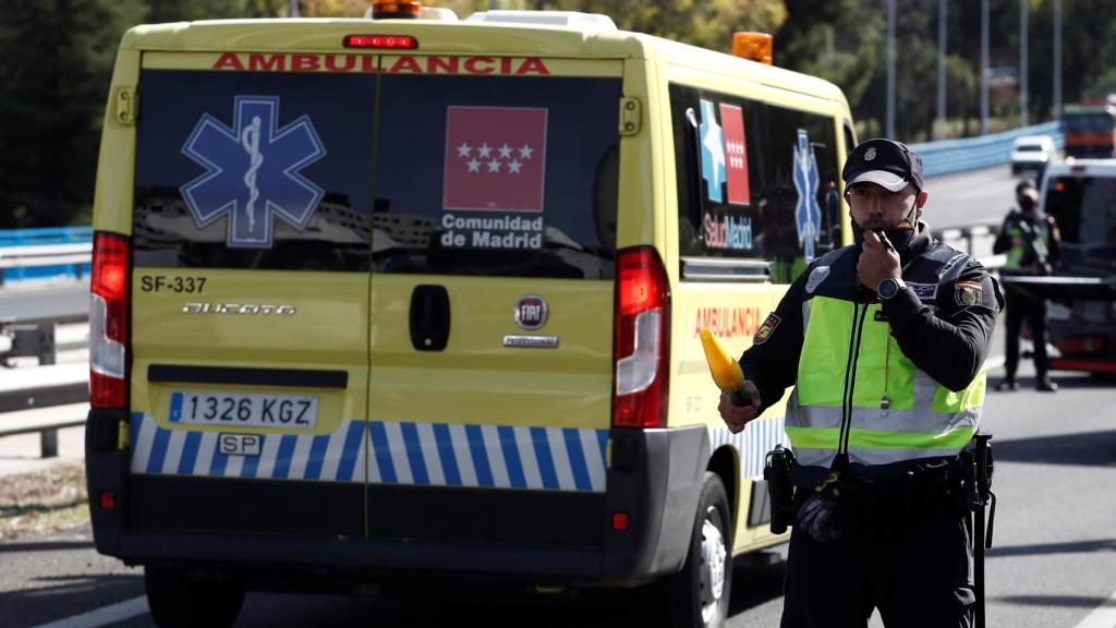 Control policial en el acceso a capital por la A-6 este lunes, primer día laborable de las nuevas restricciones establecidas en Madrid capital.