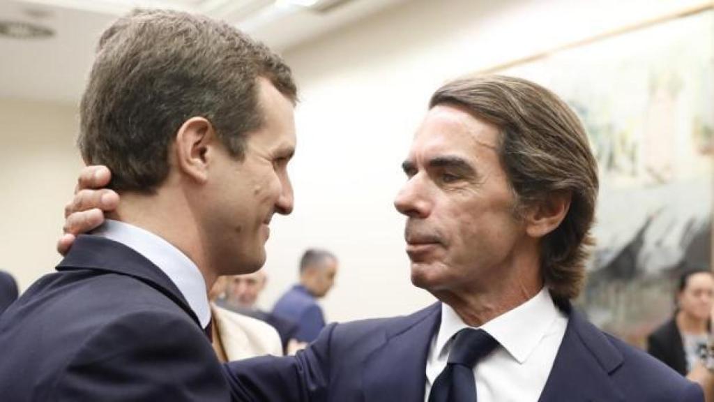 Aznar y Casado se saludan en un acto público.