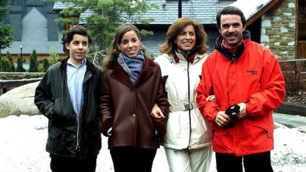 La familia Aznar posa durante sus vacaciones en Baqueira.
