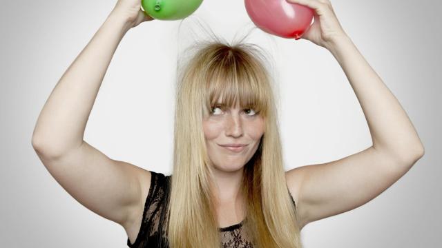 Una mujer, con el pelo eléctrico.