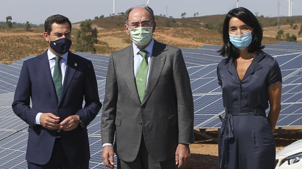 Juan Manuel Moreno Bonilla, presidente de la Junta de Andalucía, José Ignacio Sánchez Galán, presidente de Iberdrola, y Carmen Ponce, directora de Relaciones Corporativas de Heineken España