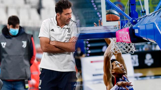 Gianluigi Buffon, en el Juventus Stadium en el polémico partido entre el conjunto turinés y el Nápoles y un jugador de Morabanc Andorra haciendo un mate