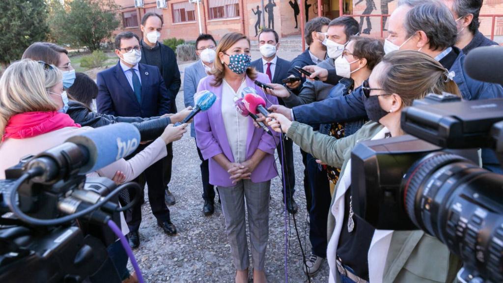 Rosa Ana Rodríguez, consejera de Educación, a las puertas del IES Alfonso X 'El Sabio' de Toledo