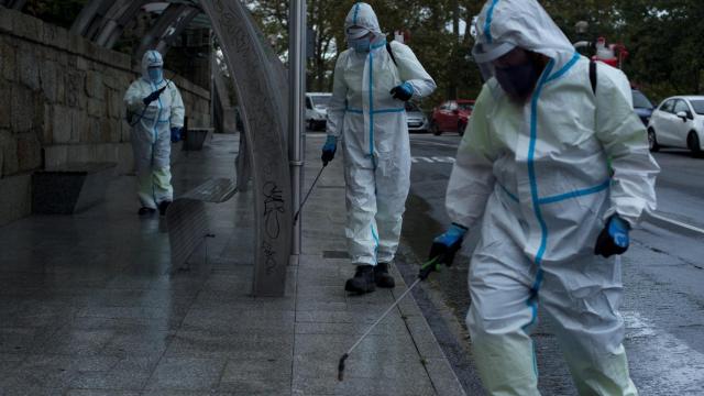 Unos operarios municipales realizan labores de desinfección en una calle de Orense este martes.