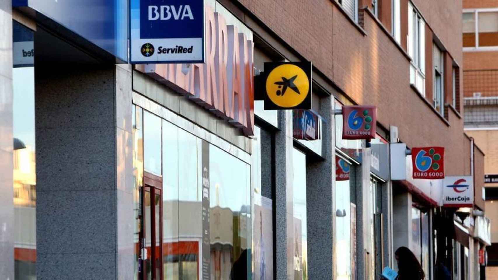 Imagen de varias oficinas bancarias en una misma calle.