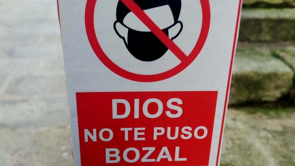 Colocan pegatinas contra el uso de la mascarilla en A Coruña: Dios no te puso bozal