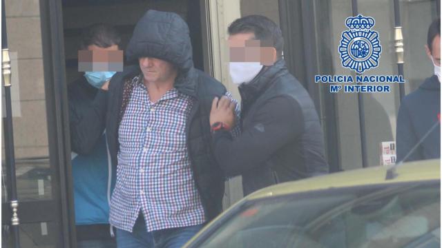 El delincuente durante su detención en Cee.