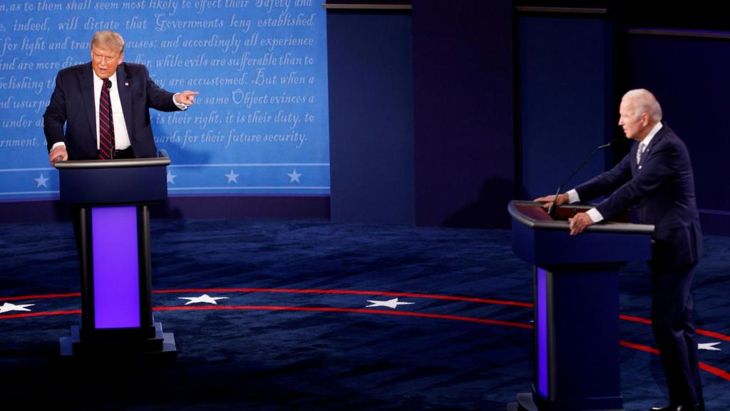 Donald Trump y Joe Biden durante el primero de sus debates presidenciales en 2020.