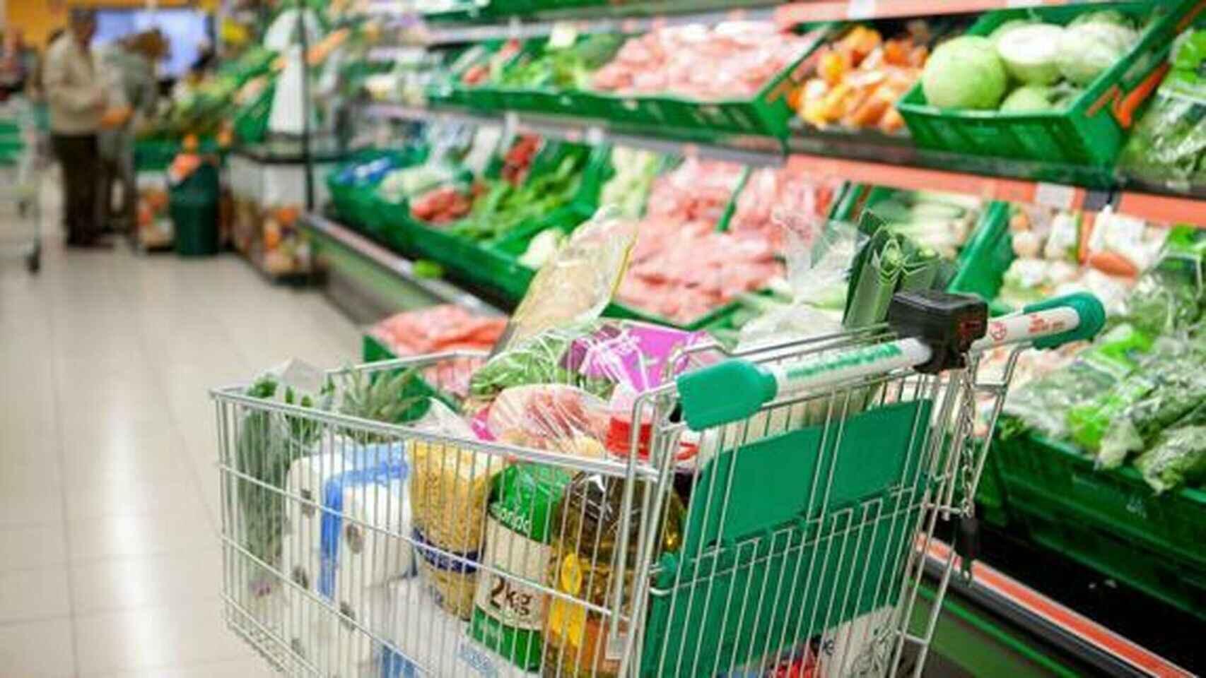 Un carrito de Mercadona lleno de alimentos.