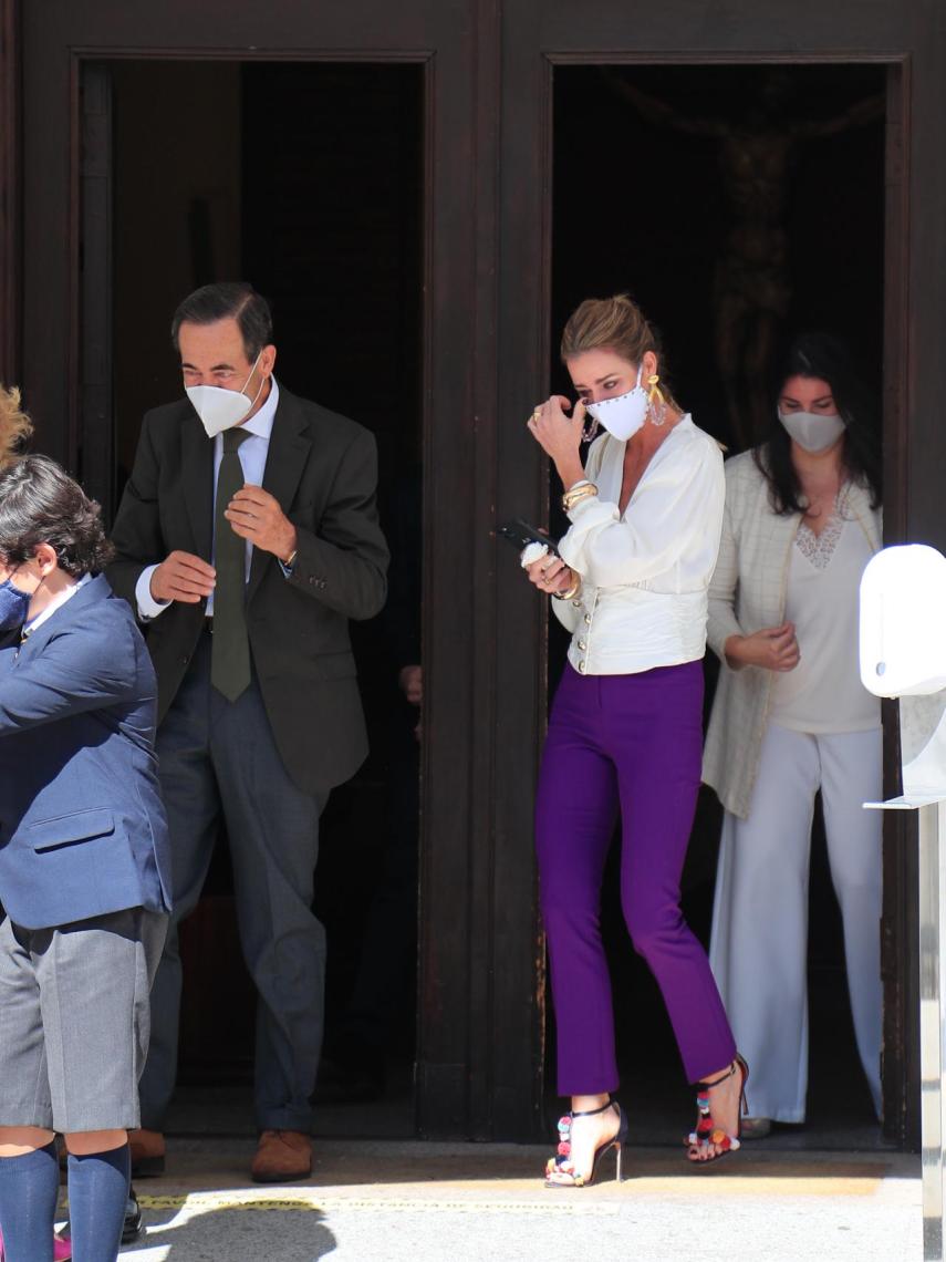 Amelia Bono se ha mostrado visiblemente emocionada a la salida de la iglesia.