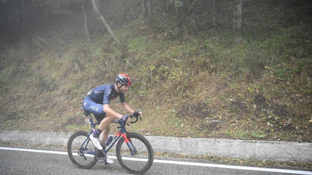 Filippo Ganna subiendo el Valico di Montescuro en el Giro de Italia