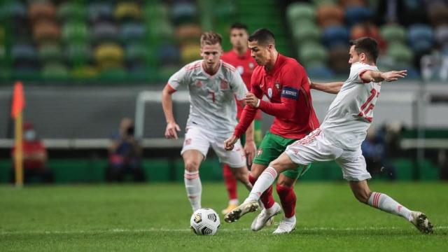 Cristiano Ronaldo ante Sergio Reguilón, en el amistoso entre Portugal y España