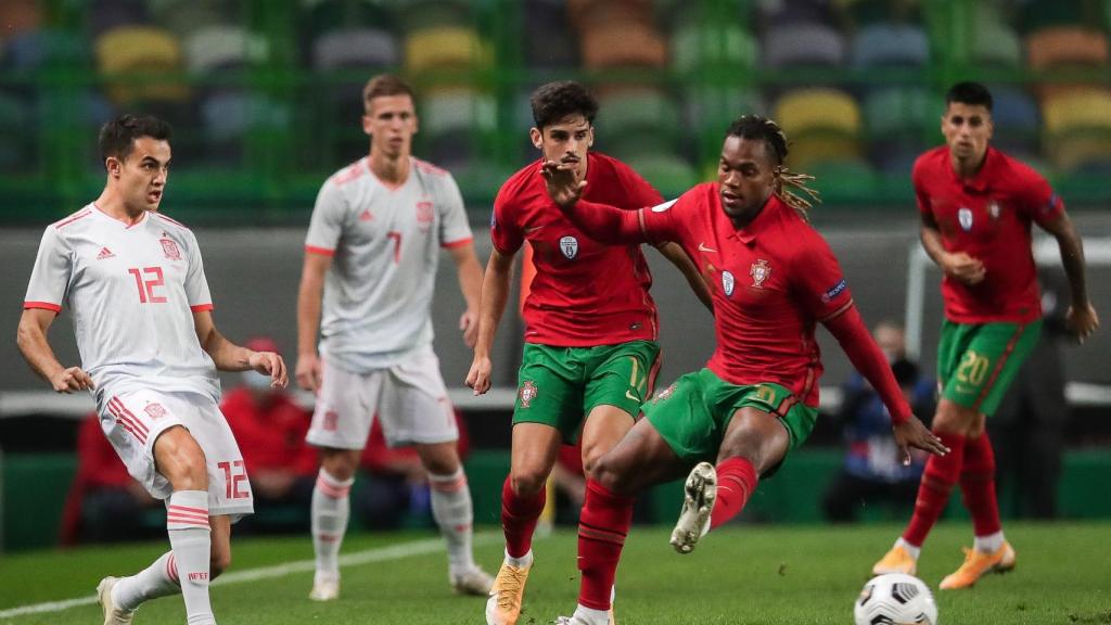 Los jugadores de Portugal y España pelean un balón