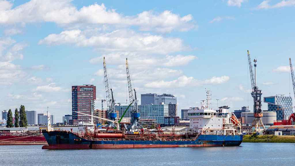 Por el puerto de Rotterdam pasan cargamentos de fertilizantes rusos