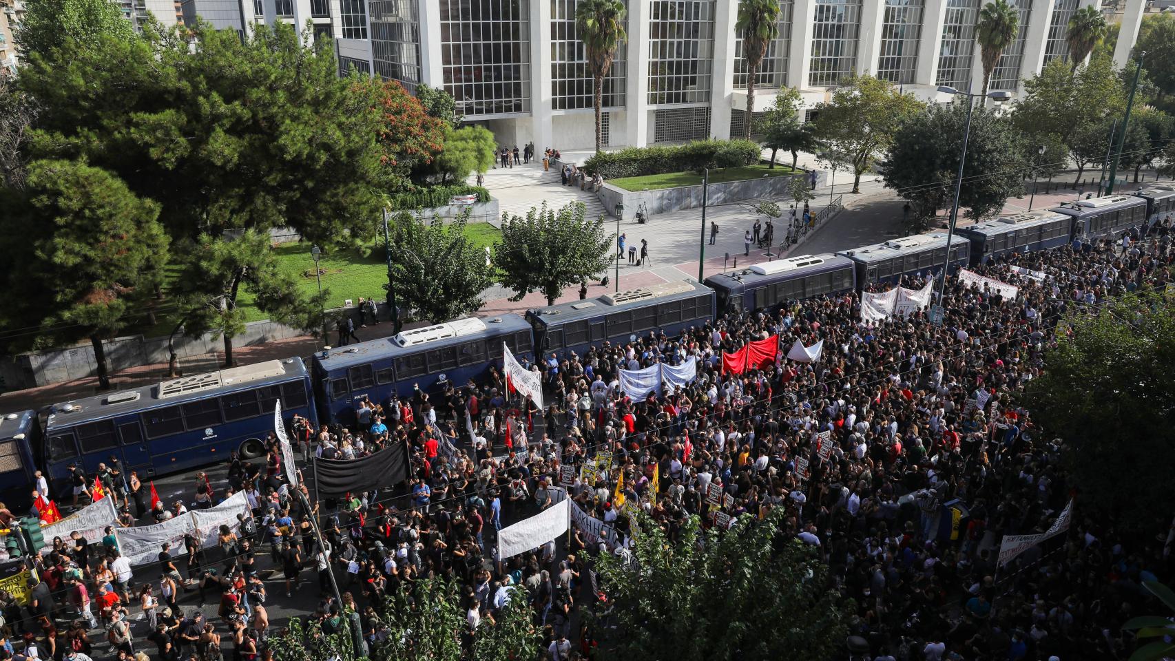 Miles de personas se congregaron a las puertas del tribunal para conocer la sentencia.