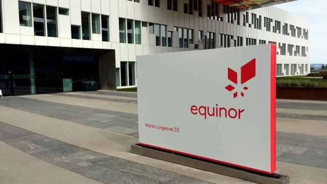 Logo de Equinor en su sede, en Fornebu.