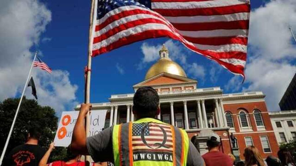 Un seguidor de Qanon con una bandera americana.