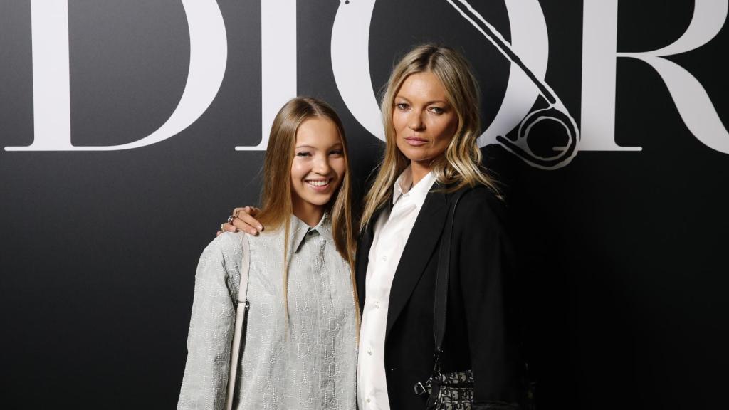 Kate Moss y su hija, Lili, en un desfile de Dior.