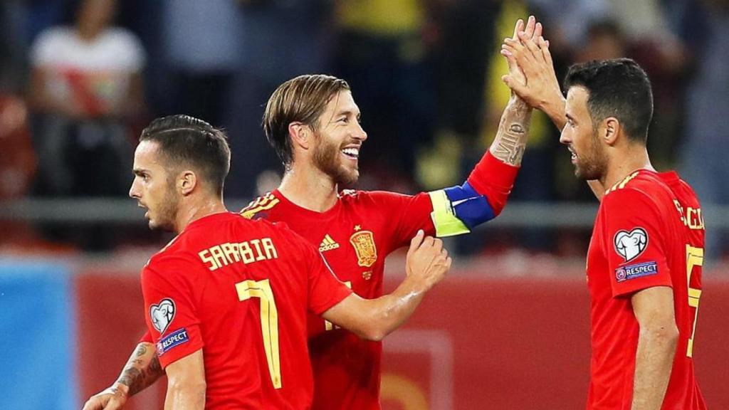 Pablo Sarabia con la Selección, junto a Sergio Ramos