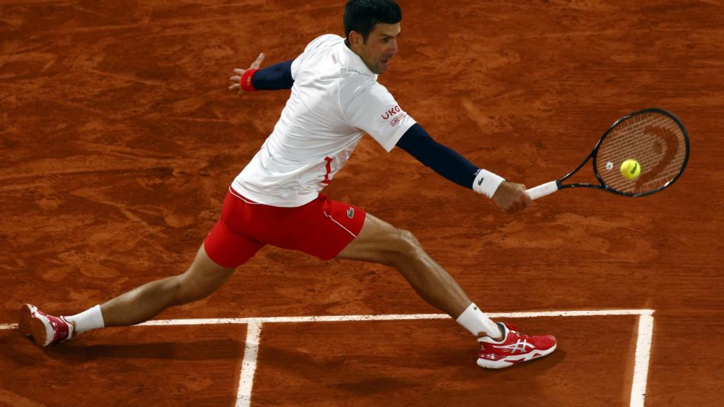 Djokovic intenta alcanzar una bola ante Carreño