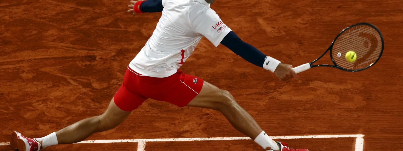 Djokovic intenta alcanzar una bola