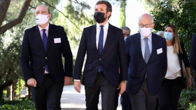 Díaz de Mesa (derecha) a la entrada de la asamblea junto a Pablo Casado